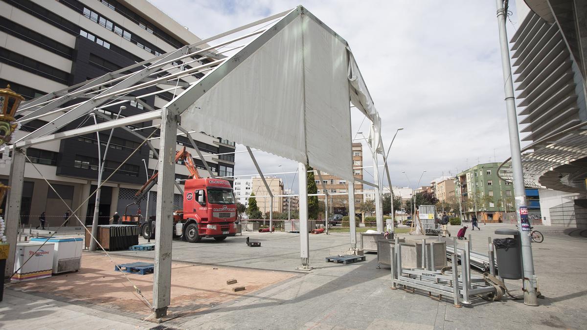 Imagen de archivo de la colocación de una carpa antes del comienzo de las fiestas de la Magdalena.