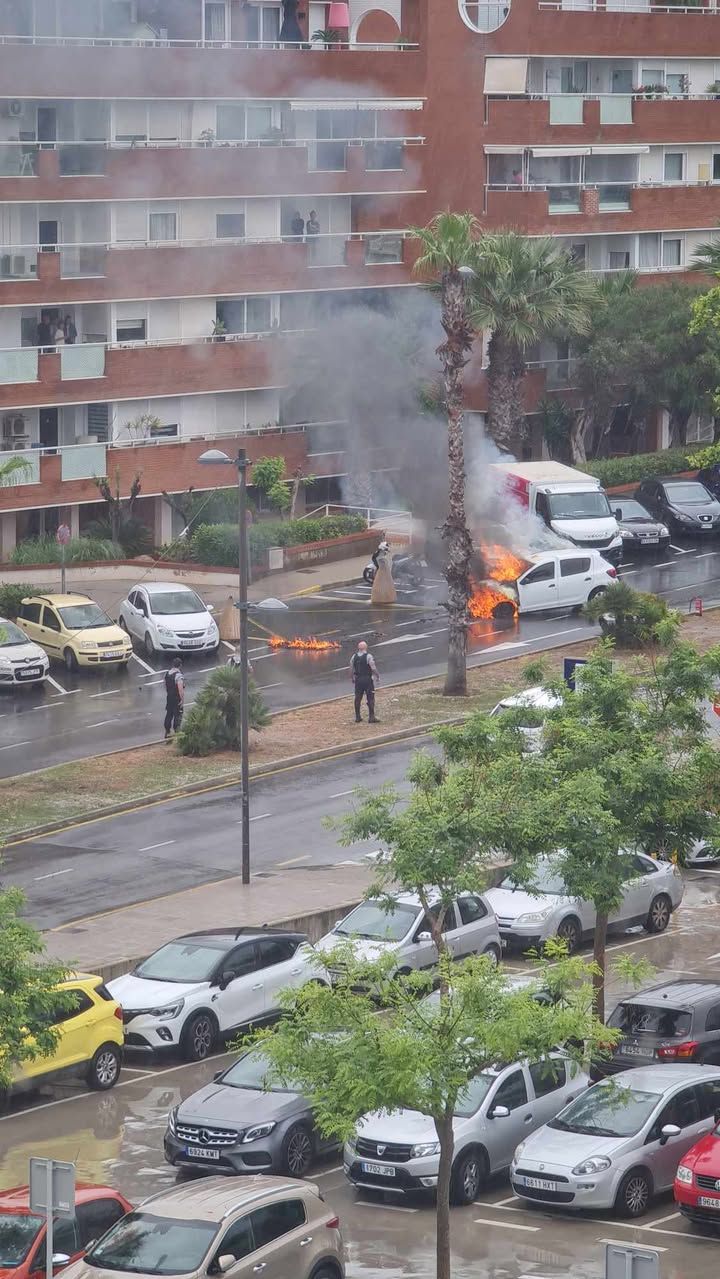 Galería: Arde un coche aparcado frente al Hospital Can Misses
