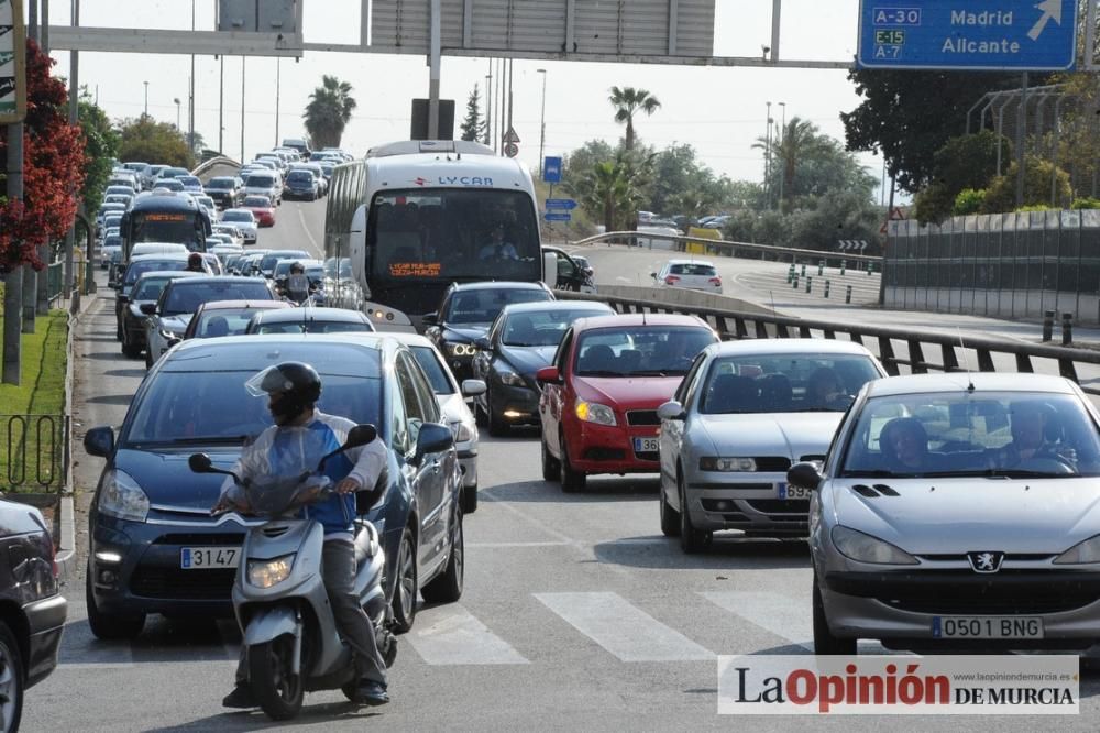 Atascos en Murcia por la protesta de los agricultores en sus tractores