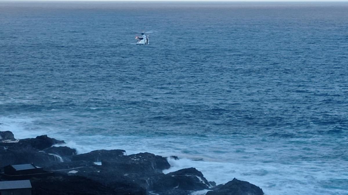 Un helicóptero busca a unos desaparecidos en el mar.