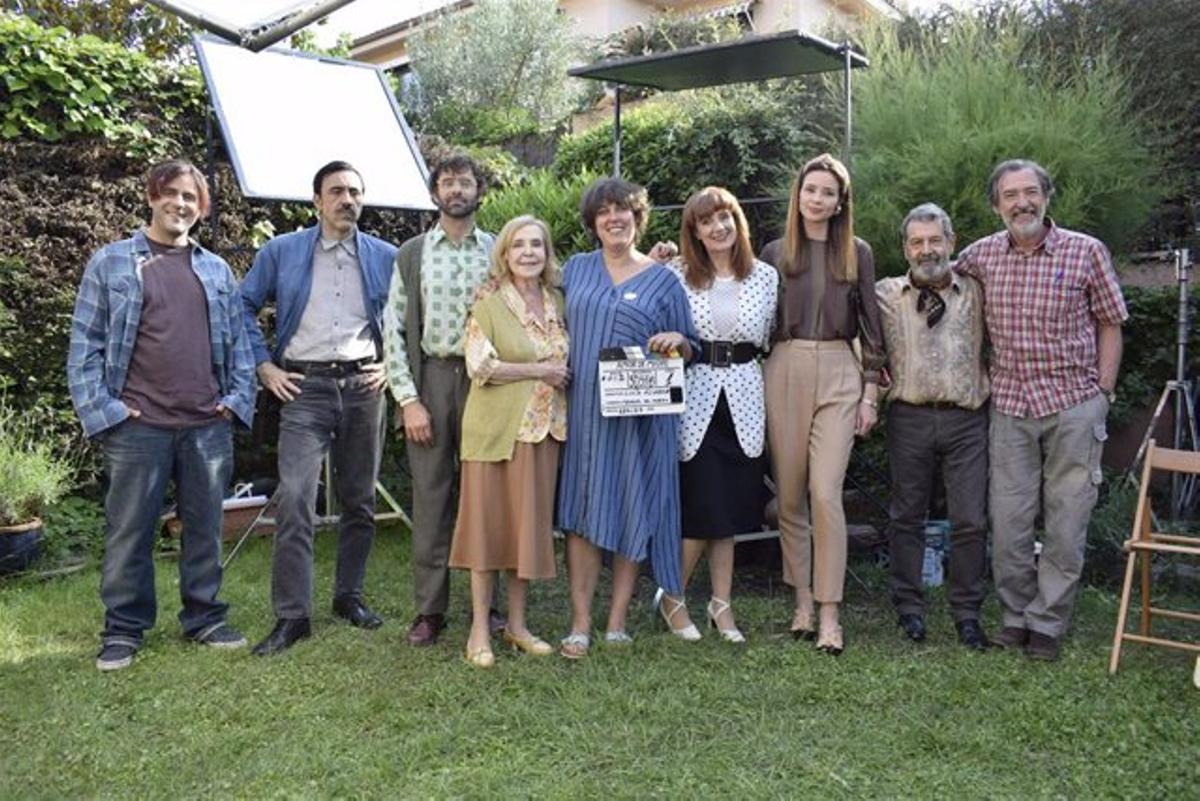 Lucía Álvarez en la foto con el equipo al terminar el rodaje de "Amor de madre"