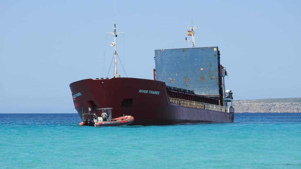 El buque mercante River Thames encalla en Formentera