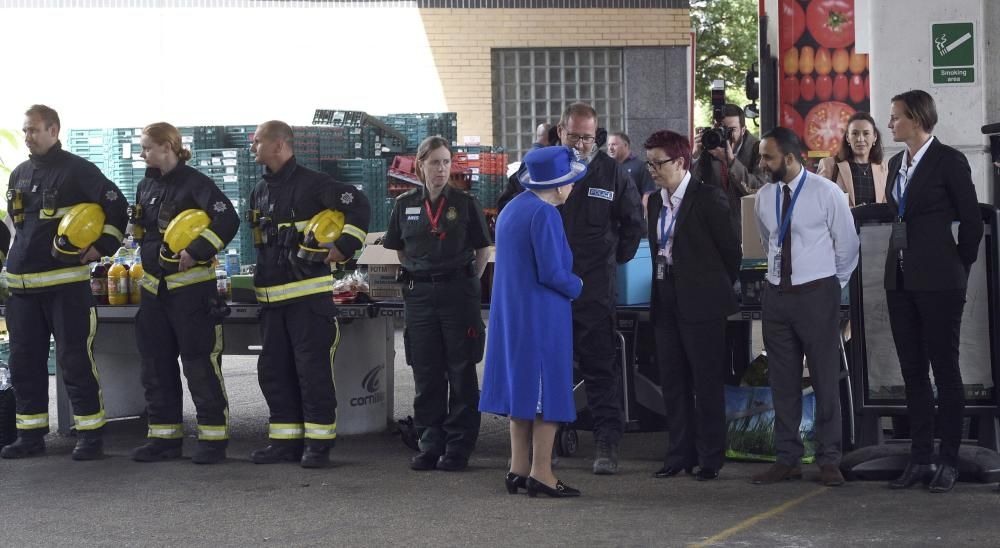 La Reina visita a las víctimas del incendio