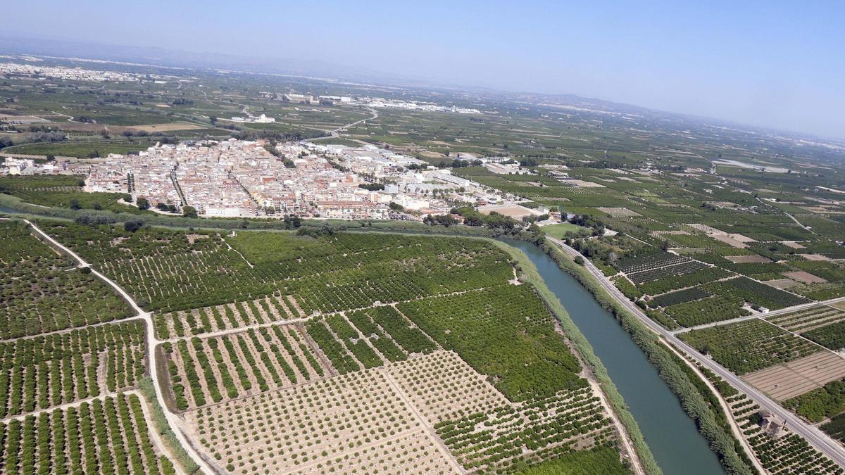 Vista aérea de Albalat de la Ribera con el casco urbano bordeado por el Xúquer.