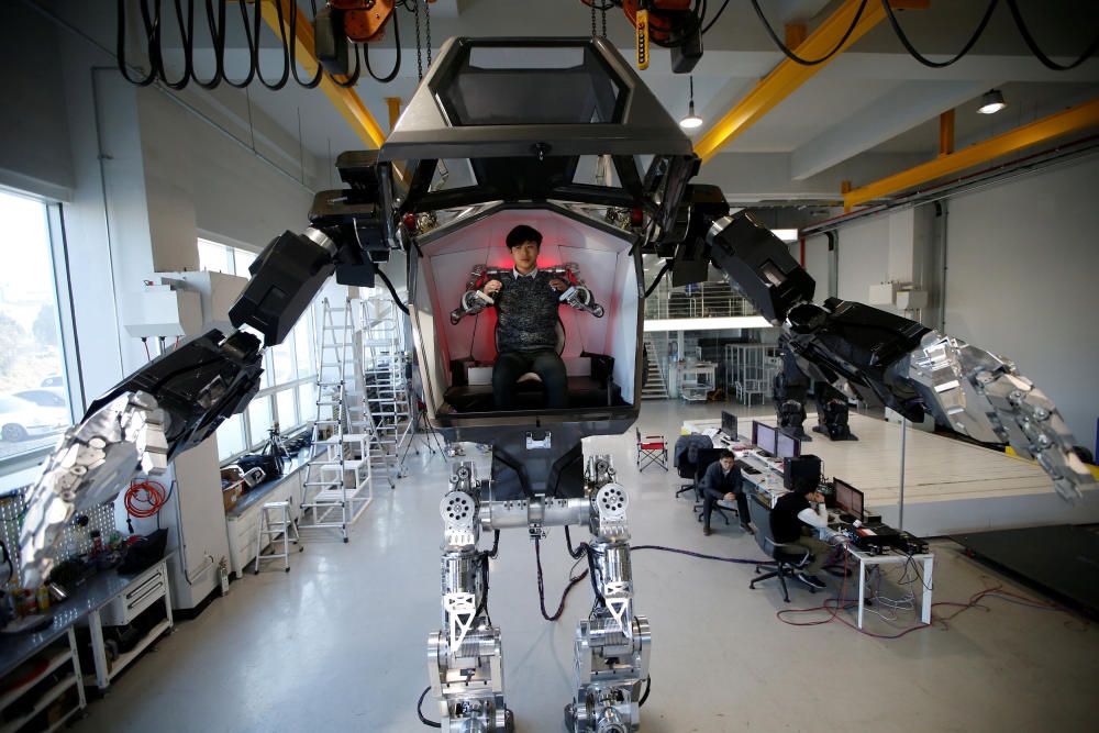 Un técnico prueba el robot andante 'Method-2', en el centro Korea Future Technology, en Gunpo, Corea del Sur.