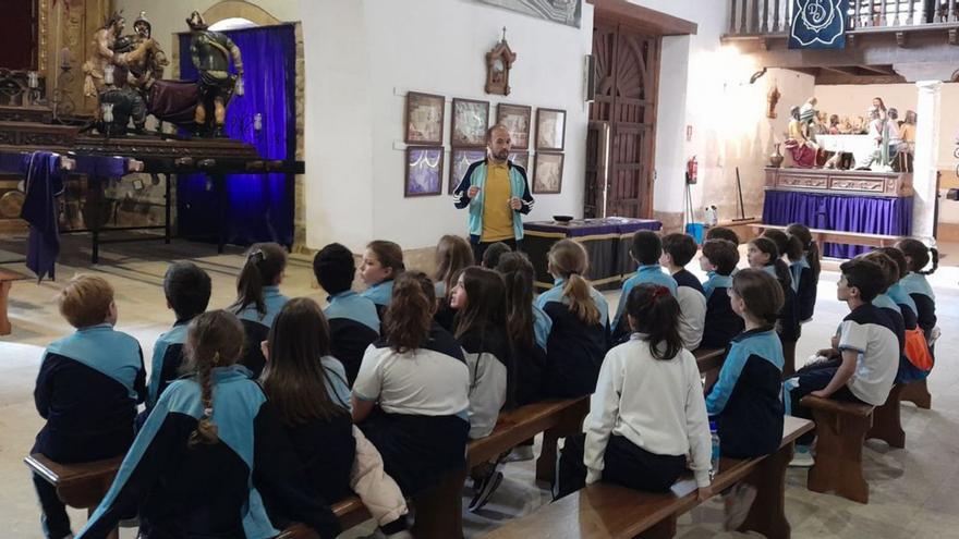 El profesor David de la Fuente explica a los alumnos la historia de Jesús Nazareno. |