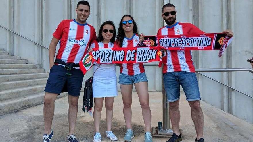 A la izquierda, Bayron Rodríguez y Clara Juliani. En el centro, Isabel Sánchez y Roberto Suárez, de la peña sportinguista Carbonera. A la derecha, Roberto Narváez.