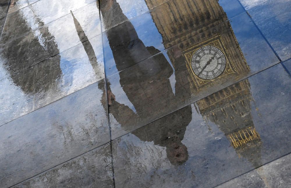 Reflejo del Big Ben en un charco de Londres.