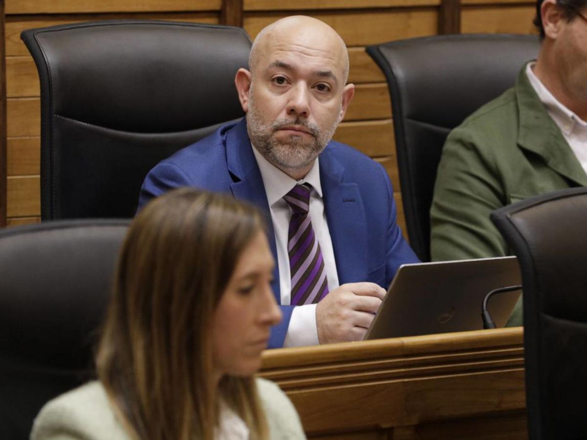 Rodrigo Pintueles, con la portavoz del PP y edil de Turismo, Ángela Pumariega, en el último Pleno municipal. | JUAN PLAZA