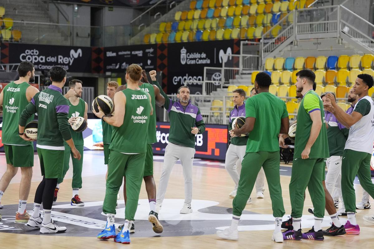 El Unicaja ya ha probado los aros del Gran Canaria Arena.