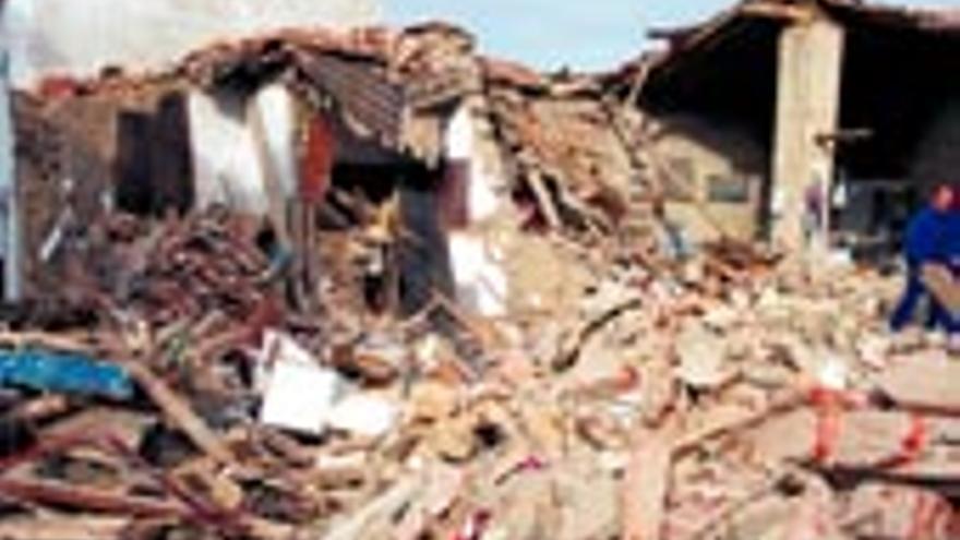 Una explosión de gas causa un herido grave y destruye tres casas en Peraleda de la Mata