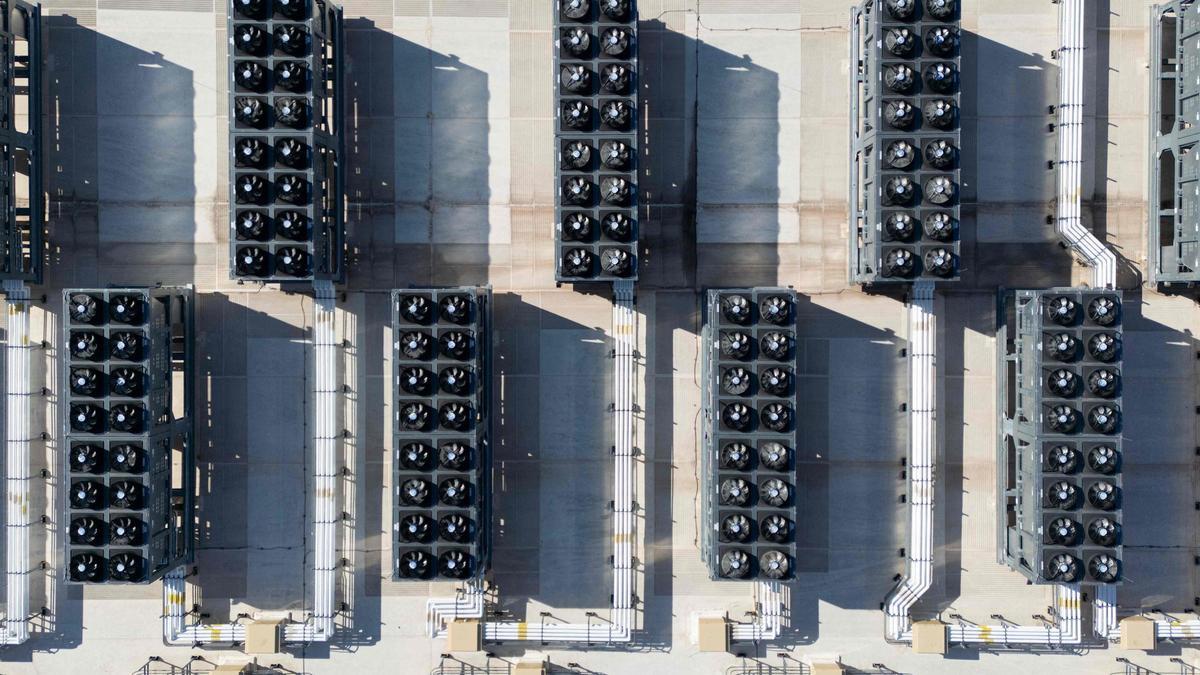 Vista aérea de los ventiladores de refrigeración de un centro de datos en EEUU.