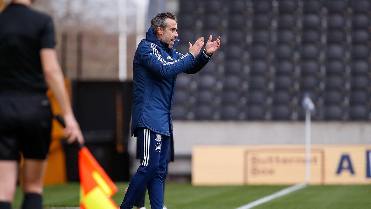 Jorge Vilda dirigiendo el entrenamiento de la selección española