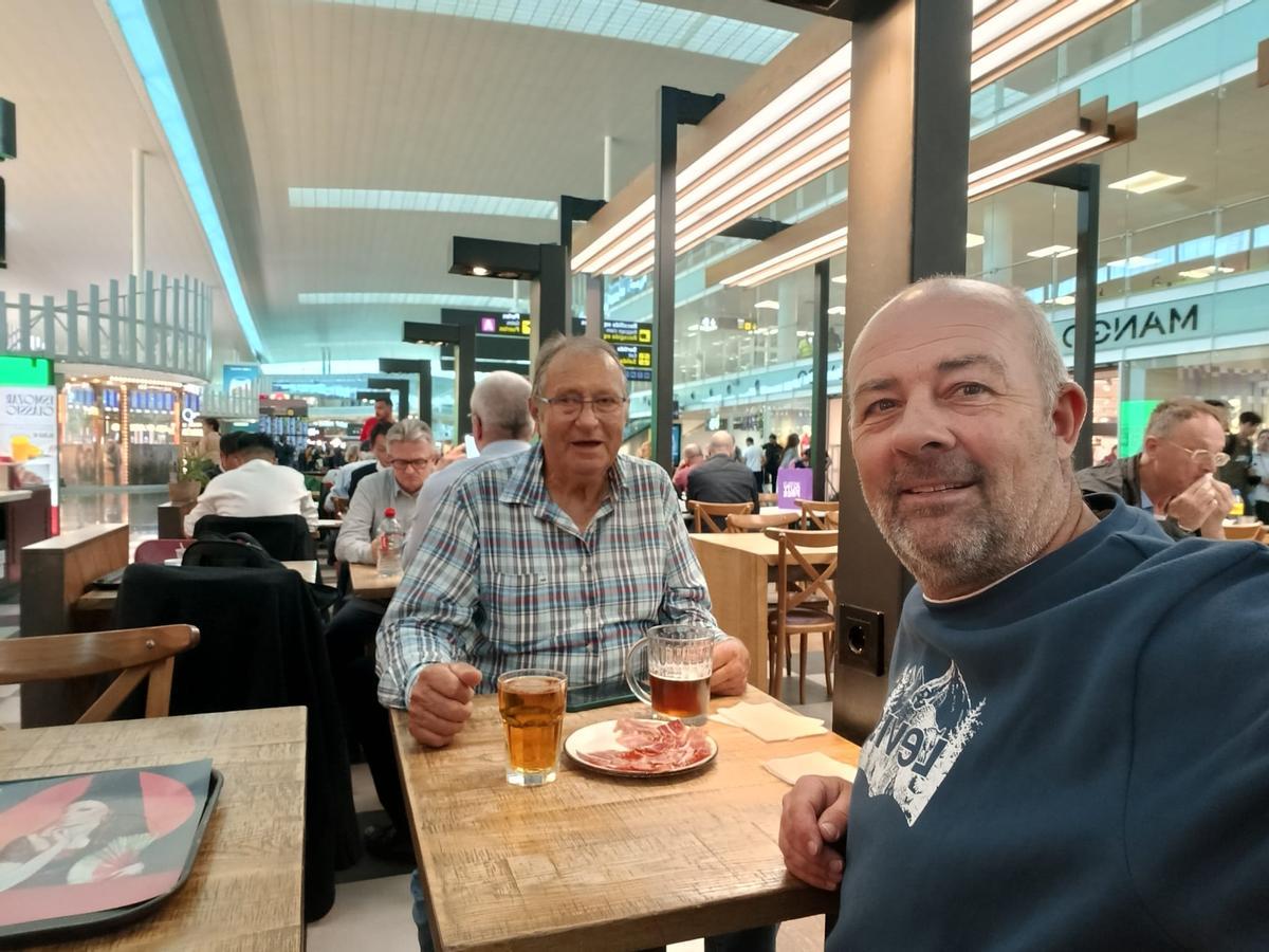 Los mallorquines en el aeropuerto de Barcelona esperan su avión de regreso a Mallorca.