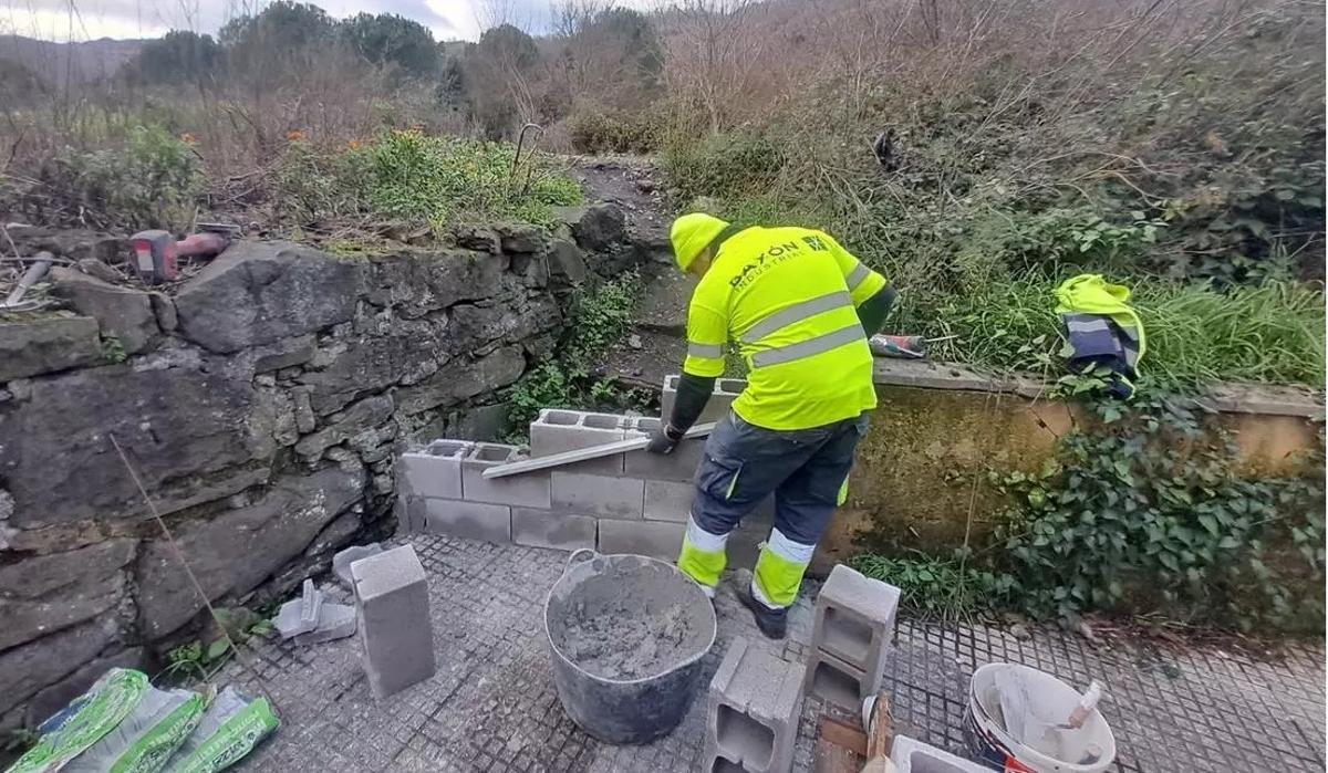 Un operario, hace unas semanas, construyendo el muro.