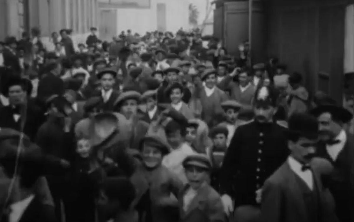 Un guardia municipal pone orden en la salida del Cine Pascualini. Fotograma del documental Un día por Málaga (1914).