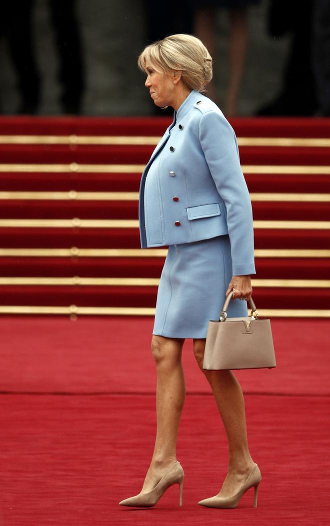 Brigitte Macron en la toma de posesión vestida de azul