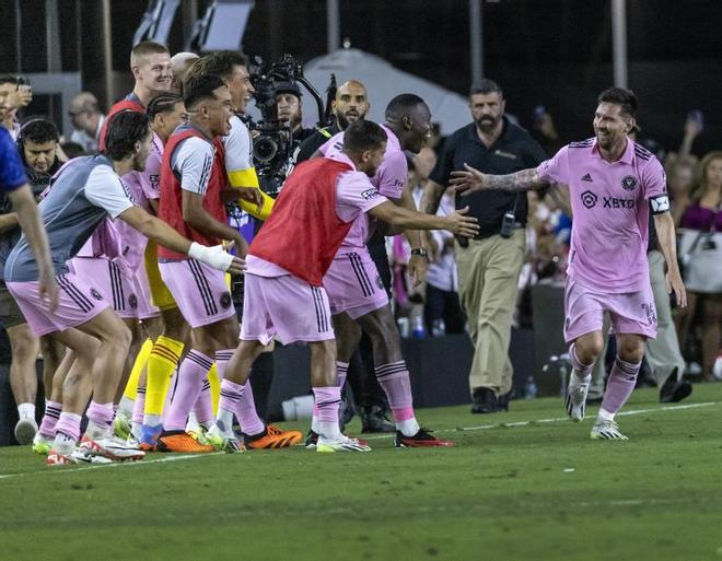 ¡Incluso LeBron James alucinó! Así fue el espectacular debut de Leo Messi