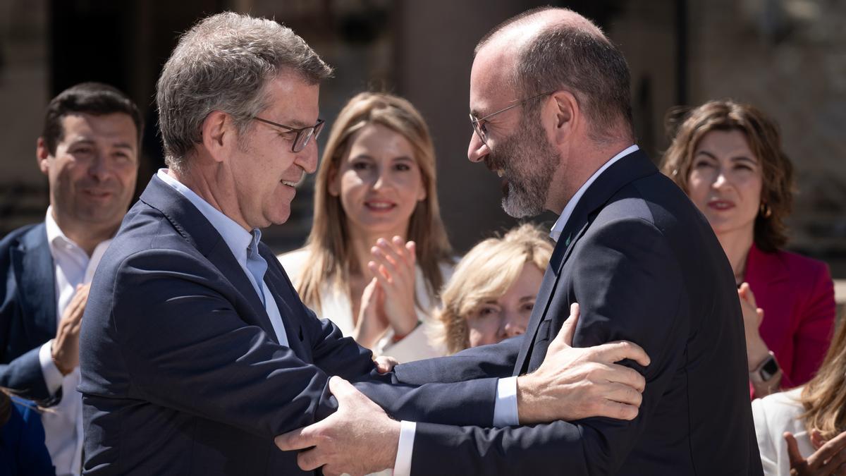El líder del PP, Alberto Núñez Feijóo, y el presidente del PPE, Manfred Weber, en el acto de presentación de la candidatura europea de los populares
