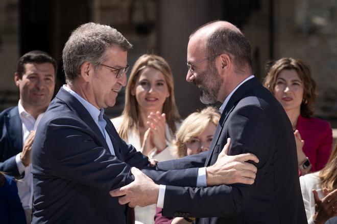 El líder del PP, Alberto Núñez Feijóo, y el presidente del PPE, Manfred Weber, en el acto de presentación de la candidatura europea de los populares