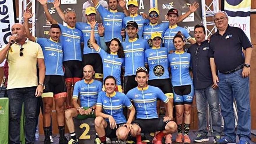 Los campeones de Canarias de todas las categorías, ayer, en Artenara, con sus flamantes maillots.