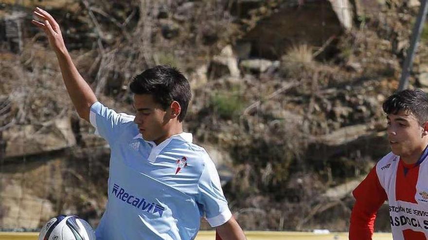 Un jugador del Celta protege el balón durante un partido. // Adrián Irago