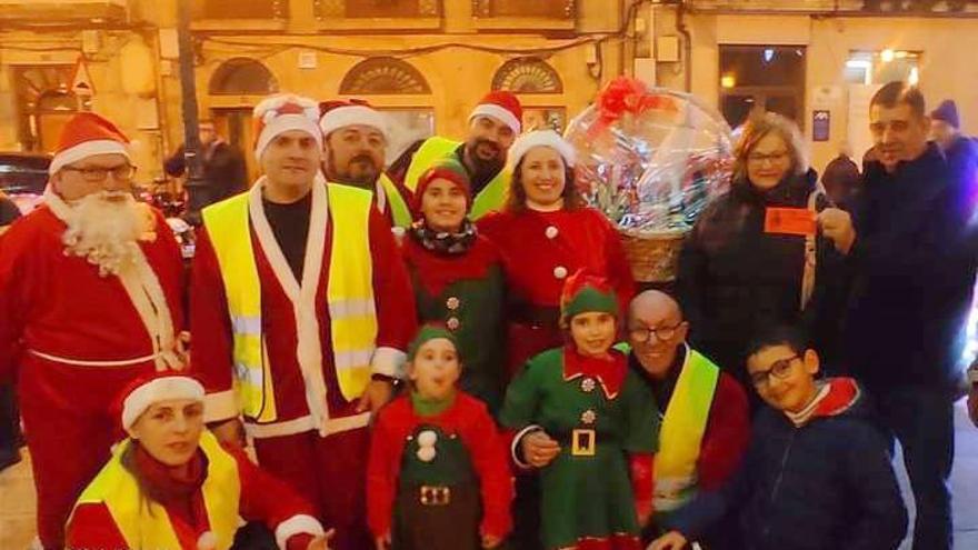 Acto de entrega de la cesta de Navidad del Motoclub de Redondela.