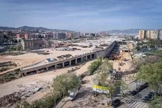 Empieza el derribo de la centenaria estación de mercancías de La Sagrera