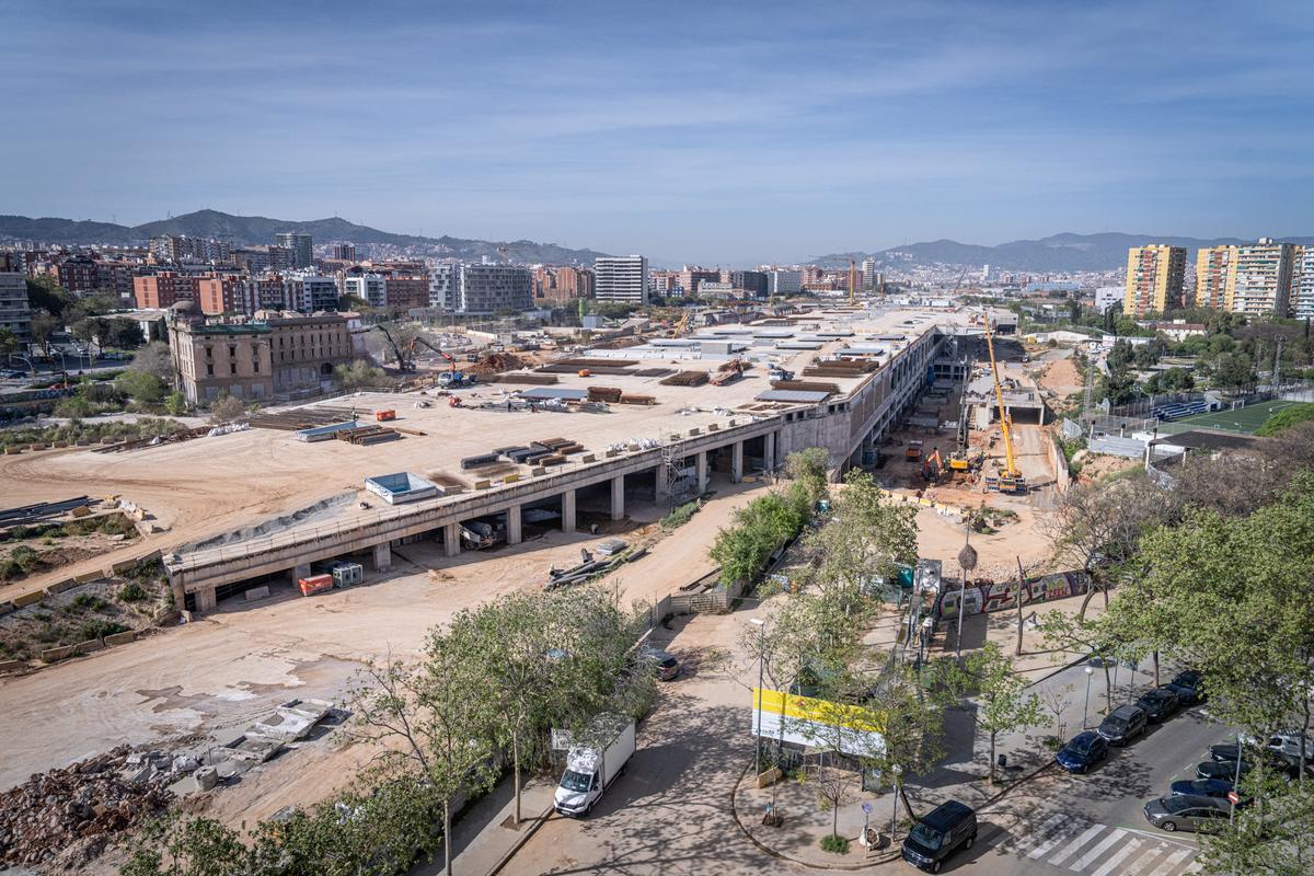 Empieza el derribo de la centenaria estación de mercancías de La Sagrera