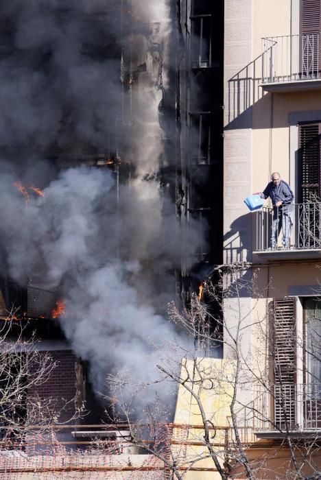 Incendi en un edifici del carrer del Carme de Girona.