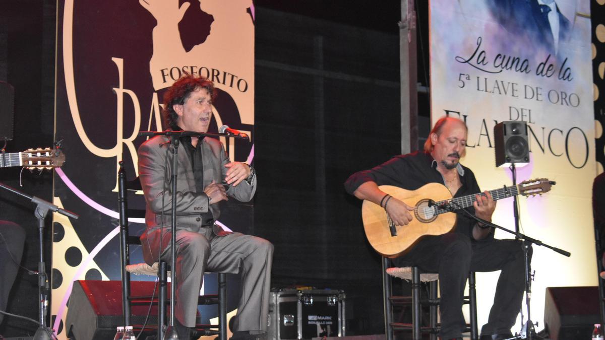 Julián Estrada canta para el público del Festival de Cante Grande &#039;Fosforito&#039;.