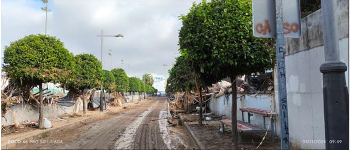Calle Esports en la entrada desde Orba tras el paso de la riada.