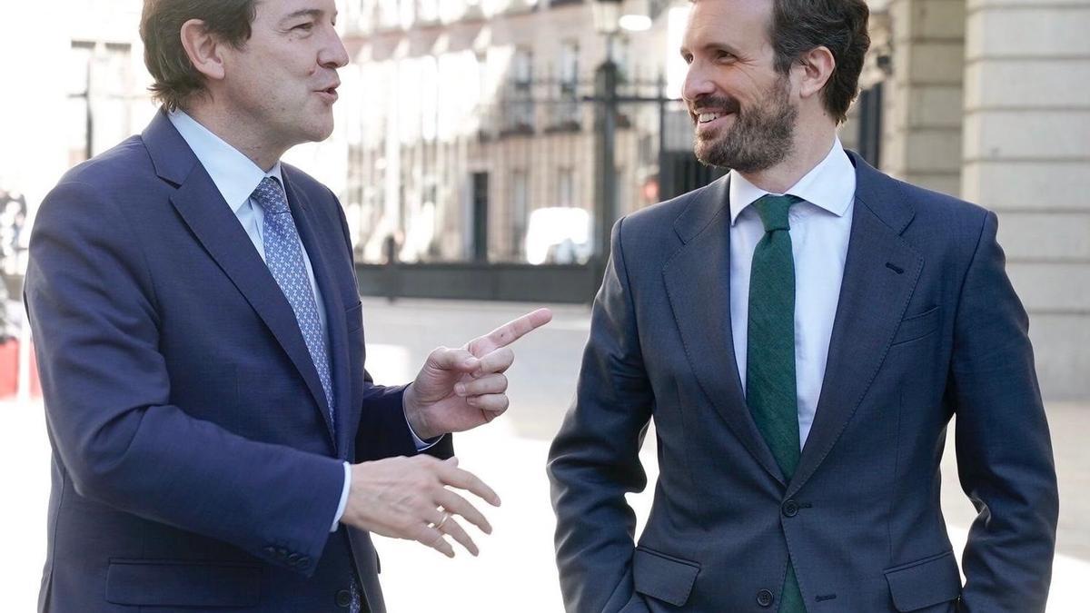 Archivo - El presidente del PP, Pablo Casado, se reúne en el Congreso con el presidente de Castilla y León, Alfonso Fernández Mañueco. En  Madrid, a 17 de noviembre de 2021.