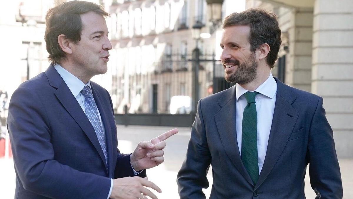 El presidente del PP, Pablo Casado, se reúne en el Congreso con el presidente de Castilla y León, Alfonso Fernández Mañueco.