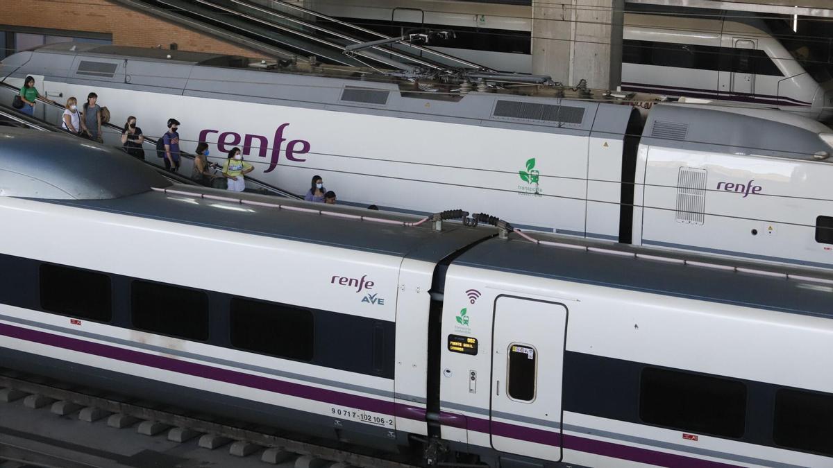Trenes AVE en la estación Córdoba-Julio Anguita.