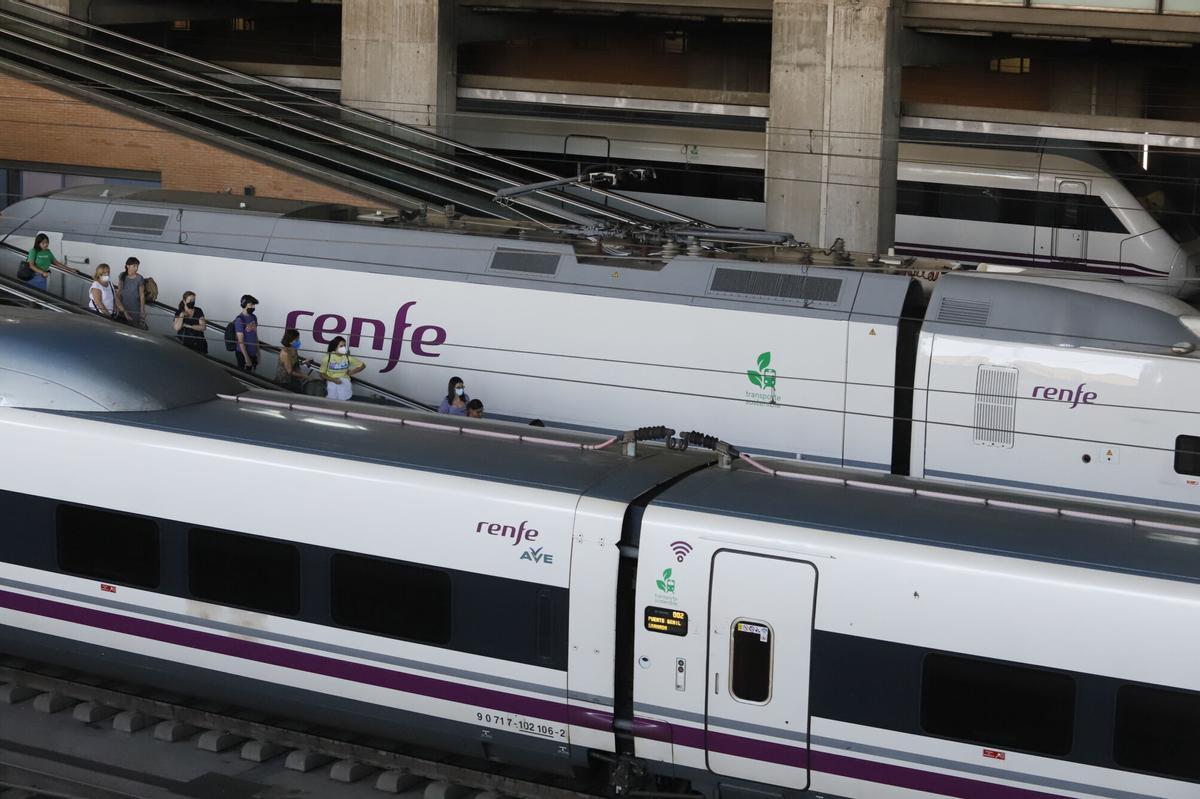 Trenes AVE en la estación Córdoba-Julio Anguita.