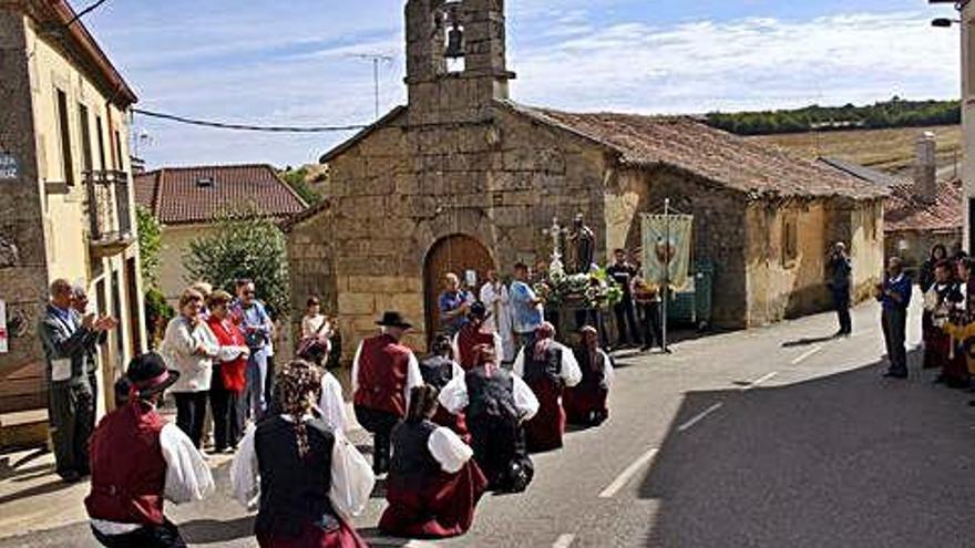 El grupo folclórico, postrado frente a san juan a las puertas de la ermita.