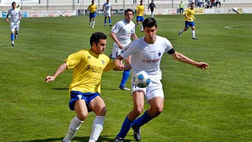 Francisco, amb l&#039;Oriola, durant un partit contra la Vila-joiosa.