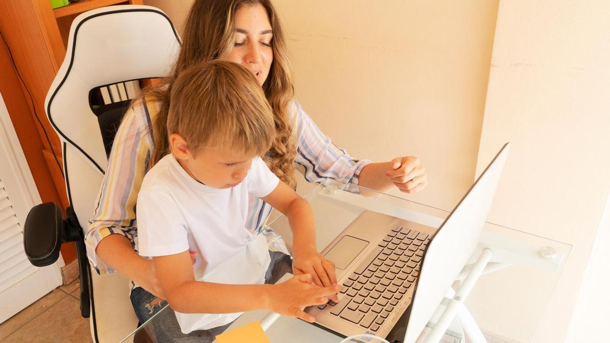 Una madre con su hijo en el ordenador.
