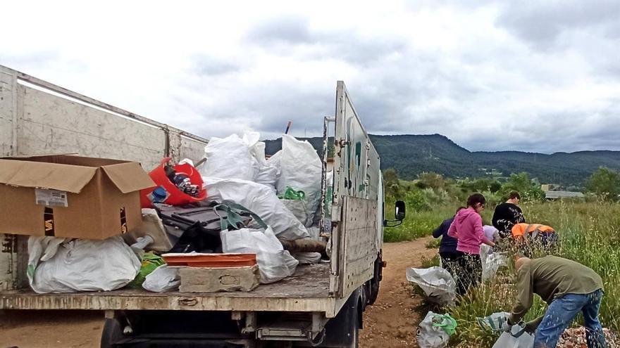 Una tona de residus retirats en la jornada de neteja d’abocaments il·legals a Vilanova del Camí