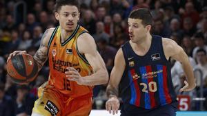 BARCELONA, 05/02/2023.- El base montenegrino del Valencia Basket, Jonah Radebaugh, y el base italiano del Barcelona, Nico Laporvittoladurante partido de lliga ACB que se disputa en el Palau Blaugrana de Barcelona, este domingo. EFE/ Toni Albir
