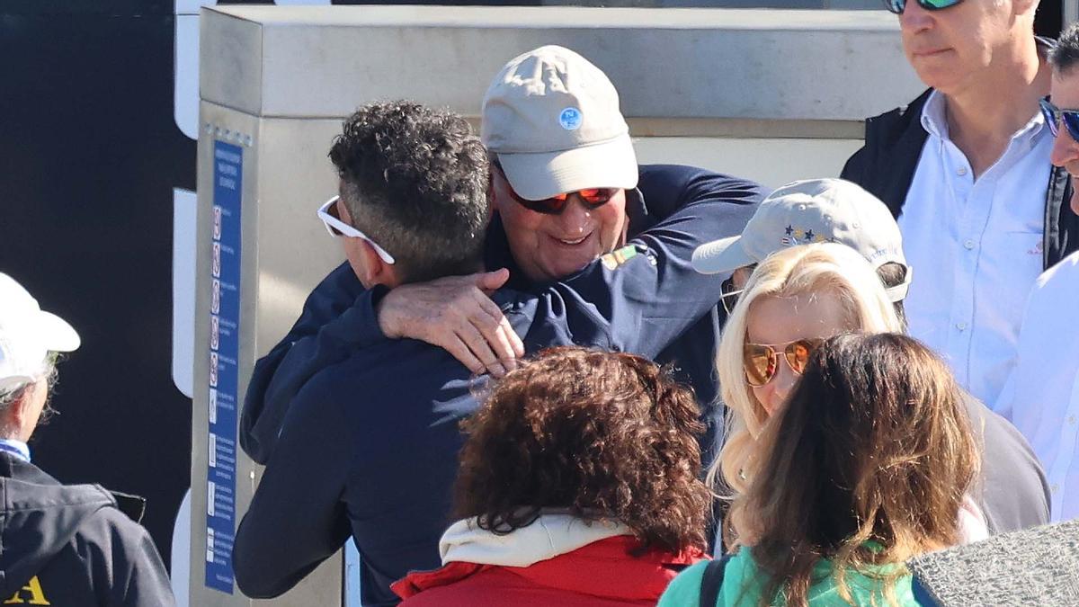 Juan Carlos I no participa en la regata de Sanxenxo y visita a la tripulación del 'Bribón' en el puerto deportivo