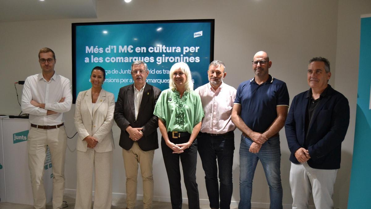 La diputada de Junts al Congrés, Marta Madrenas, amb els alcaldes gironins.