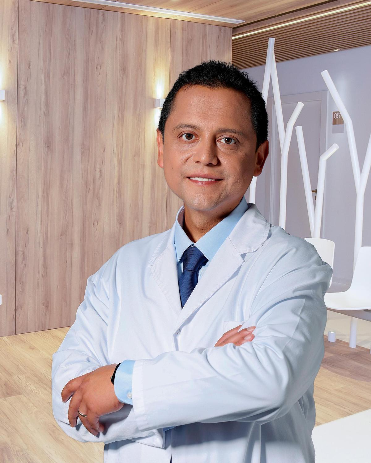 El Dr. Carlos Alarcon, neurocirurgià especialitzat en la columna