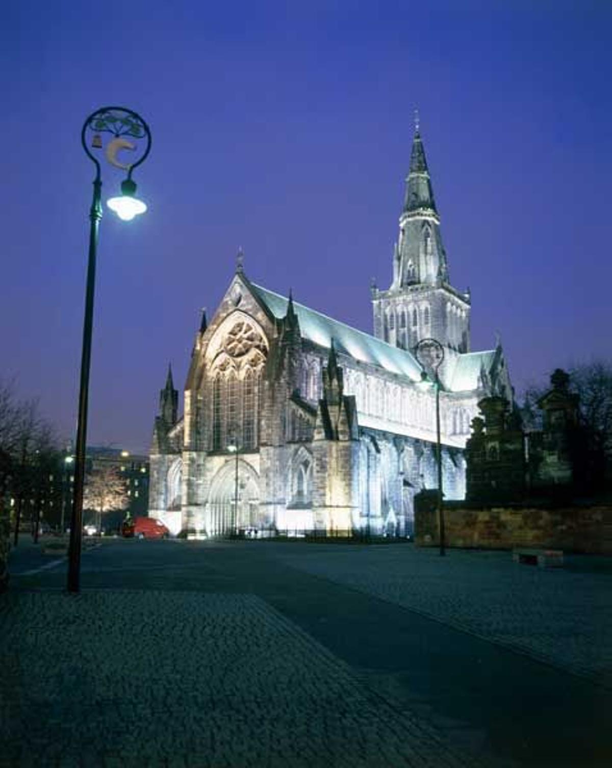 Catedral de Glasgow de noche.