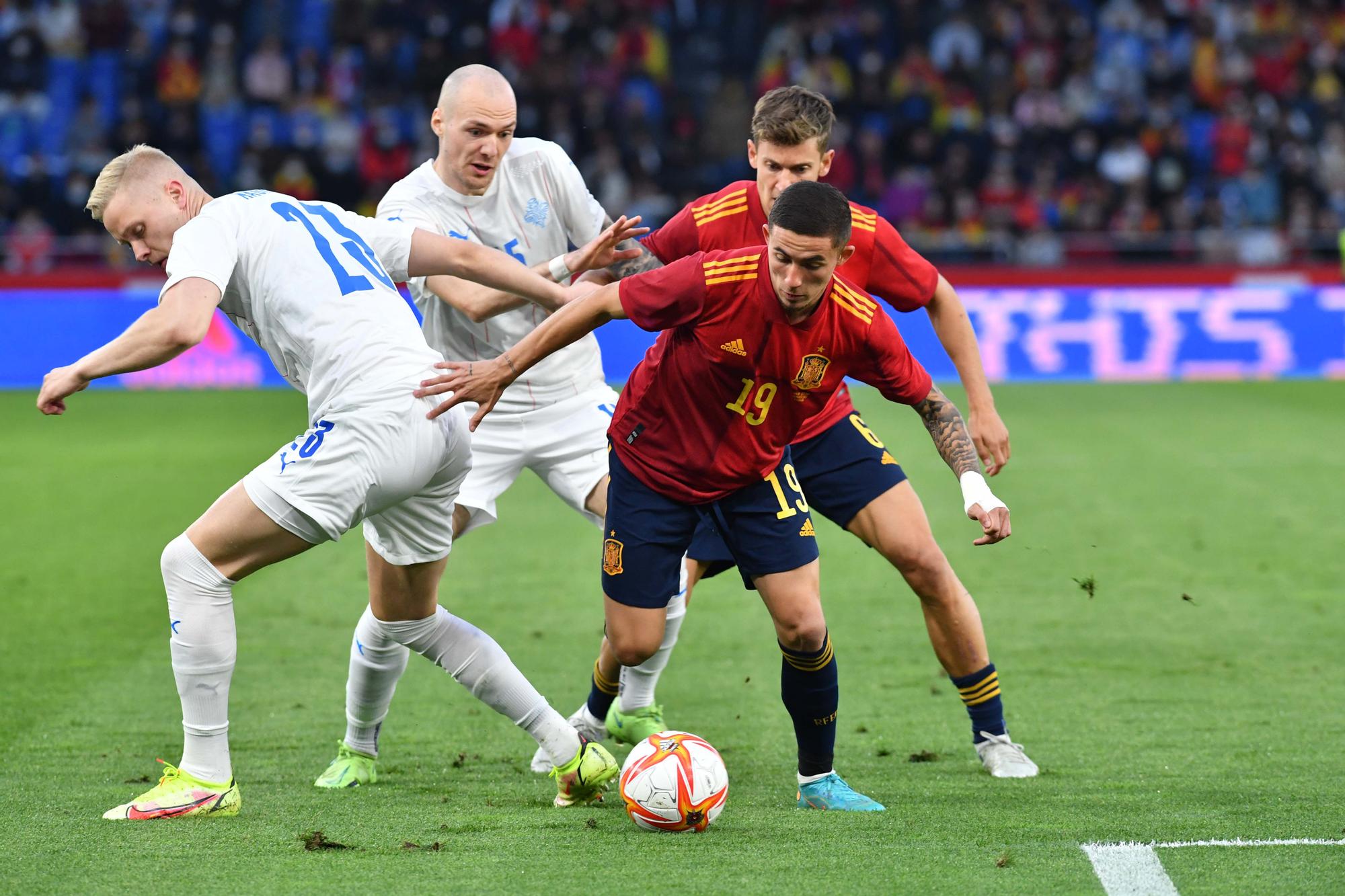 España golea a Islandia (5-0) en A Coruña con Riazor repleto