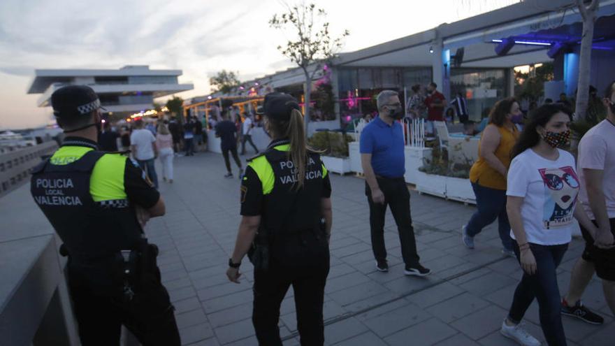 Una pareja de policías en la Marina de Valencia.