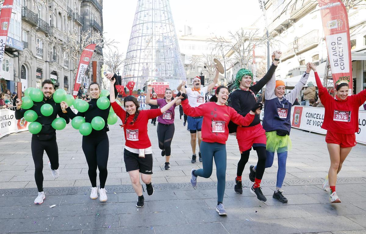 Loca carrera de Navidad: la San Silvestre colorea Vigo