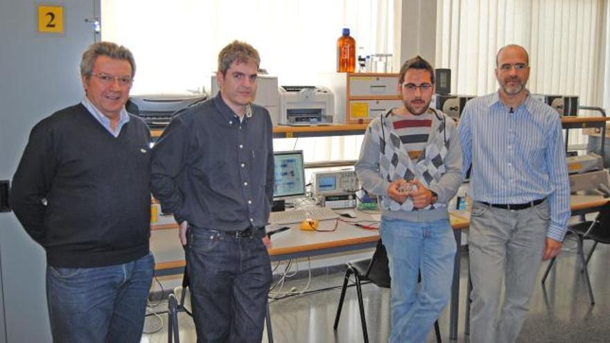 El equipo de investigadores de Gandía. El segundo de la derecha, sostiene la &quot;nariz&quot; electrónica.