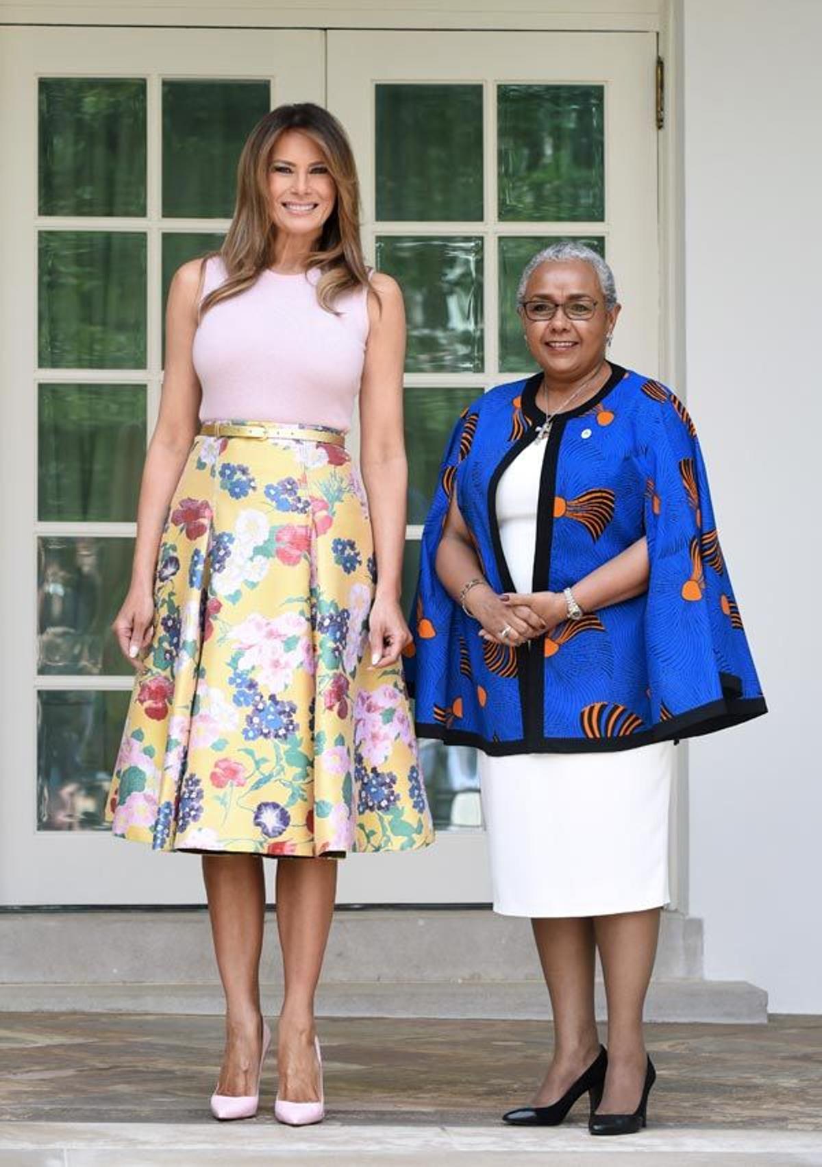 Melania Trump con falda de flores de Valentino y jersey y zapatos en rosa